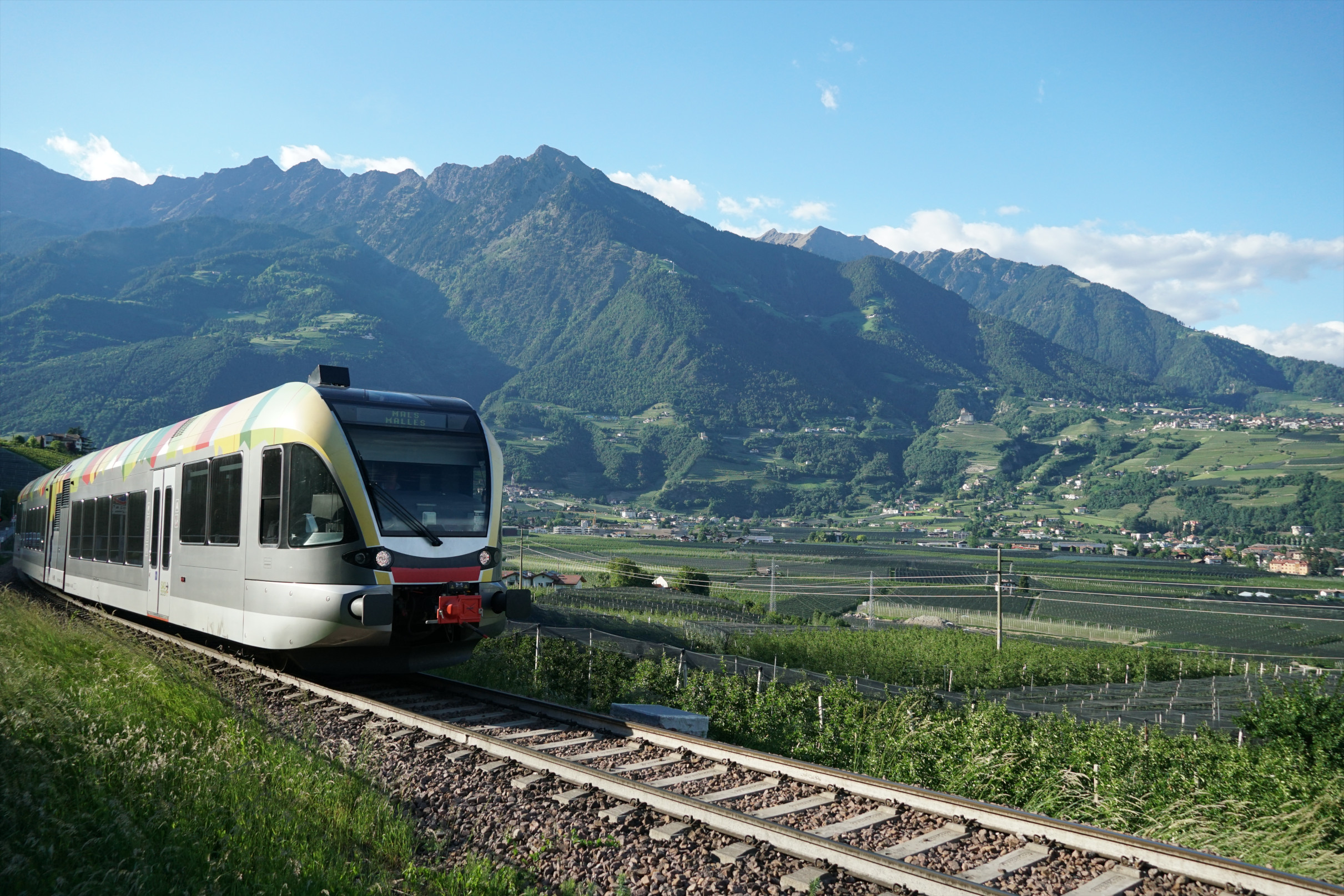 Un train électrique traversant les montagnes.
