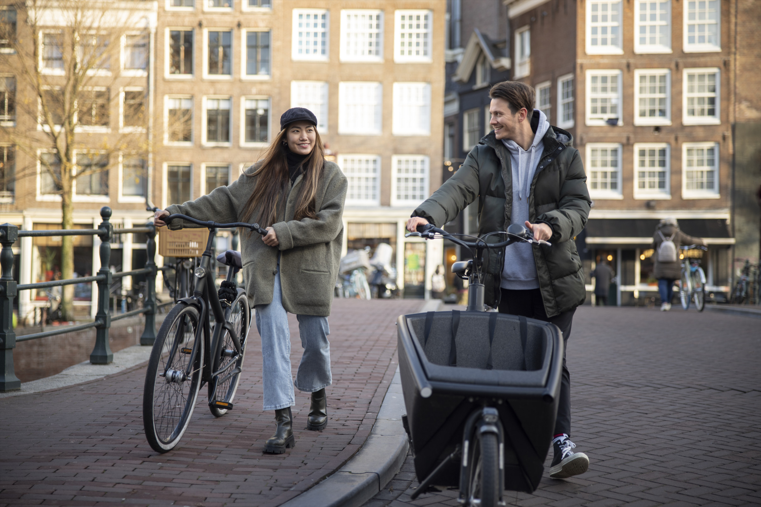 Deux jeunes à vélo discutant ensemble.
